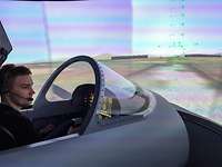 Im Simulator Gabriel sitzt im Flugsimulator in Fürstenfeldbruck.