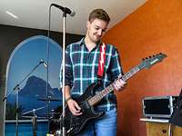 Im Proberaum Gabriel spielt auf seiner E-Gitarre im eigenen Proberaum.