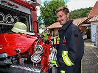 Bei der Freiwilligen Feuerwehr Gabriel steht am Löschfahrzeug der Freiwilligen Feuerwehr in seinem Heimatort.