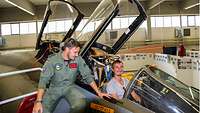 Gabriel erklärt einem Besucher der Militärgeschichtlichen Sammlung die F-4 Phantom. Der Besucher sitzt im Cockpit.