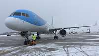 Gabriel als Ramp Agent mit Warnweste steht auf dem Flughafen von Salzburg bei einer Boeing 757.