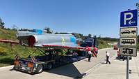 Eurofighter auf Tieflader-Tour Auf einem Autobahnparkplatz muss der Sondertransport die nächste Nacht abwarten, dann darf er wieder auf die Straße.