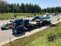 Der Straßentransport auf einem Autobahnrastplatz Der Schwertransport steht auf einem Autobahnparkplatz.