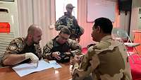 Soldaten sitzen am Schreibtisch
