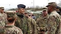 Soldaten im Gespräch miteinander
