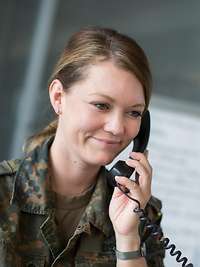 Eine Soldatin spricht am Telefon