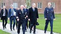 Der stellvertretende Generalssekretar der NATO Botschafter Geoana (Mitte), Vizeadmiral Rühle (rechts) und Brigadegeneral Holger Neumann