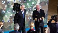 Der stellvertretende Generalssekratär der NATO beim Pressestatement Beim Pressestatement: stellvertretende Generalsekretär der NATO, Botschafter Mircea Geoana, und Vizeadmiral Joachim Rühle
