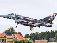 Richthofengeschwader mit neuer Jubiläumsmaschine Kampfjet der Bundeswehr Eurofighter mit Sonderfolierung beim Landeanflug