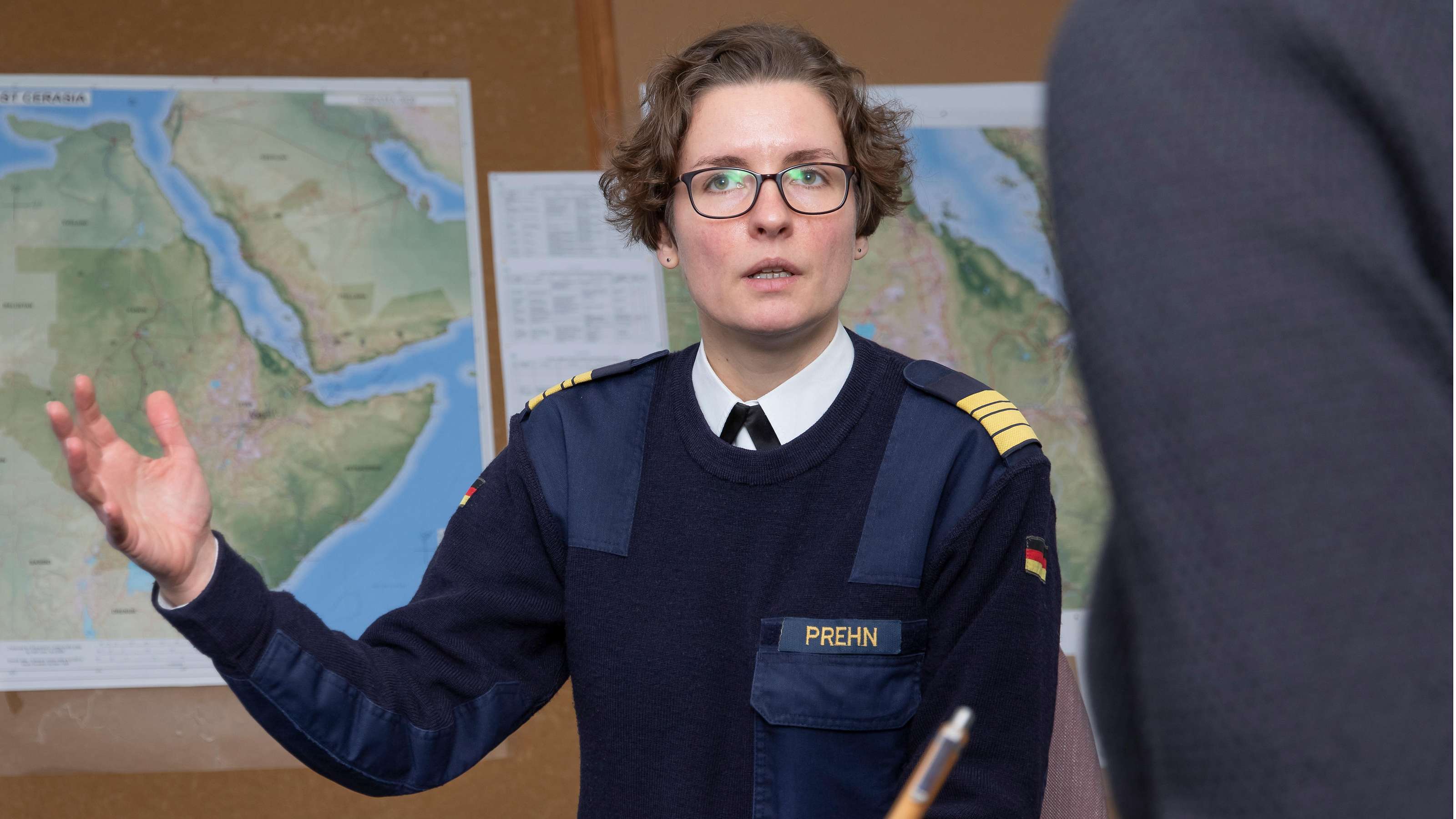 Prehn Fregattenkapitän Anna Prehn im Gespräch mit Lehrgangsteilnehmenden