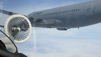 Blick aus dem Cockpit auf den Tankkorb und einen Airbus A310 in der Luft.