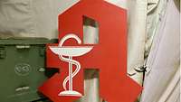 Das Logo einer Apotheke im Inneren der Role 2