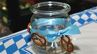 Teelichtglas mit Brezel und Blau-Weiß-Dekoration für die "Wiesn-Stimmung"