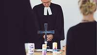 Militärpfarrer Andreas Spelmeyer im Gebet im Hause einer Konfirmandin