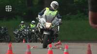 Motorradfahrer fährt Slalom um die Verkehrshütchen