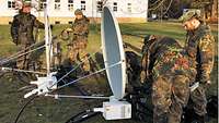 Soldaten bauen Antennen auf