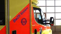 Ein Rettungswagen mit den DQS Logo