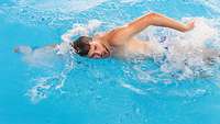 Ein Mann im Schwimmbad beim Schwimmtraining