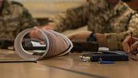 Soldaten schauen auf eine Landkarte und machen sich Notizen