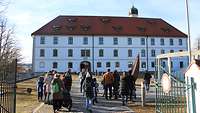Die Führung auf Schloss Martkoberdorf beginnt