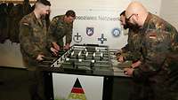 Soldaten beim Tischkickerspiel