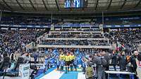 Kinder bilden das Spalier bei einem Bundesligaspiel und laufen in das Stadion ein.