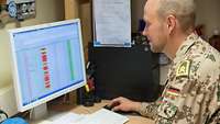 Ein Soldat arbeitet an einem Computer