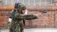 Ein Mann in Uniform zielt mit einer Pistole