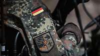 Arm eines Soldaten mit einem Patch