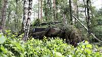 Ein Schützenpanzer Puma steht im Gelände auf dem Übungsplatz Bergen.