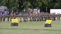 Soldaten auf einem Appellplatz