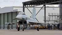 Ein Eurofighter fährt aus dem Hangar.