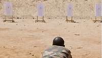 Ein malischer Soldat liegt am Boden und zielt mit einem Sturmgewehr auf eine Zielscheibe