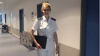 Reservistin Angelina Klein geht in Uniform über den Flur des Bundeswehrzentralkrankenhauses Koblenz.