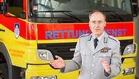 Prof. Dr. Matthias Helm Dr. Helm steht vor einem Rettungsfahrzeug