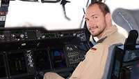Ein Soldat sitzt im Cockpit eines Flugzeugs