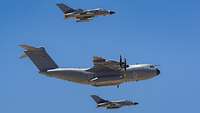 Zwei Tornados fliegen rechts und links neben einem A400M