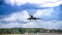 Ein deutscher Eurofighter der Mission VAPB 2020/21 startet auf der Ämari Air Base in Estland zu einem Trainingsflug.
