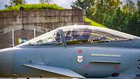 Ein Eurofighter-Pilot grüßt bei der Mission VAPB 2020/21 nach der Landung aus seinem Cockpit heraus.