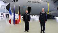 General Leitges und Général Fabre stehen vor einem A400M in einer Halle.