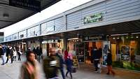 Menschen passieren das Karriere Loft