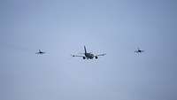 Last Flight des A310 MRTT als Tanker Der A310 MRTT fliegt zwischen zwei Tornados.