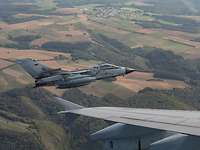 Ein Tornado fliegt im Luftraum über dem Ruhrgebiet.