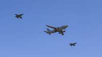 Zwei Tornados und ein Airbus A310 MRTT fliegen in Formation.