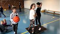 Kinder beim Spielen in der Turnhalle