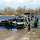 Drei Lkw werden mit der Faltschwimmbrücke als Fähre über das Wasser gefahren.