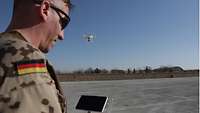 Ein Bundeswehrsoldat steuert eine Drohne