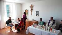 Militärpfarrer Stefan Bauhofer beim Familiengottesdienst, vor ihm die selbst gestalteten Osterkerzen