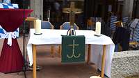 Geschmückter Altar für den Gottesdienst