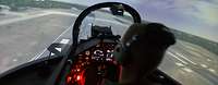 Ausbildung im Flugsimulator Ein Soldatin sitzt in einem Flugsimulator